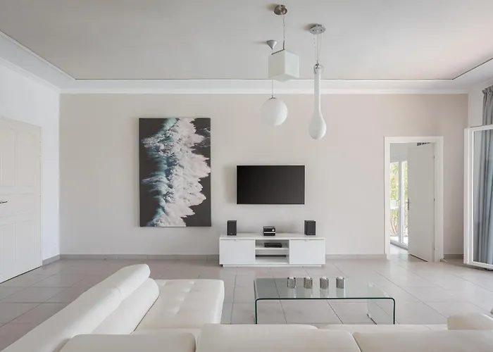 Villa Cosambeli Paramónasz